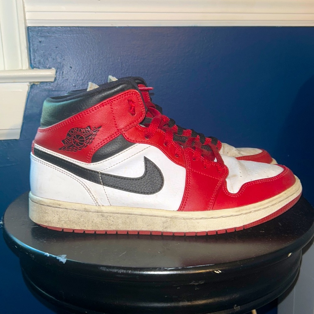 Chicago Jordan 1 mid’s